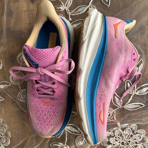 Hoka Clifton9, SZ 6 pink and blue tennis shoes - Picture 6 of 9